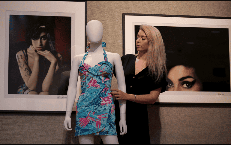 El más codiciado. Una trabajadora de la casa de subastas Julien’s coloca el vestido de Amy Winehouse sobre un maniquí. AP