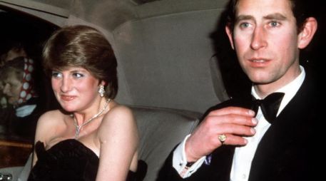 El mediático matrimonio entre la Princesa Diana y el Príncipe Carlos finalizó de manera oficial en 1996. AP PHOTO