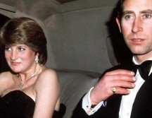 El mediático matrimonio entre la Princesa Diana y el Príncipe Carlos finalizó de manera oficial en 1996. AP PHOTO