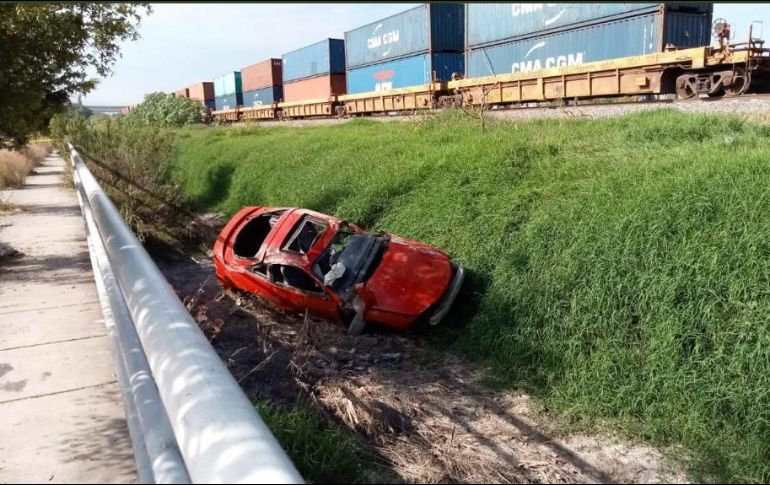 El automóvil rojo fue arrastrado por más de 50 metros y terminó en una zanja al costado de las vías.