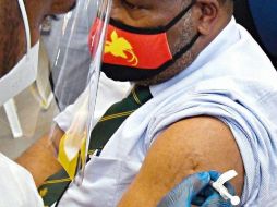El primer ministro de Papúa Nueva Guinea, James Marape, recibe la vacuna de covid-19 en una campaña para frenar la rampante propagación de coronavirus en ese país del Pacífico. GETTY IMAGES