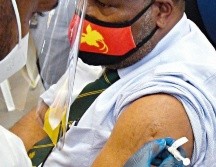 El primer ministro de Papúa Nueva Guinea, James Marape, recibe la vacuna de covid-19 en una campaña para frenar la rampante propagación de coronavirus en ese país del Pacífico. GETTY IMAGES