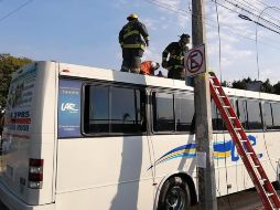 El techo de la unidad empresarial sirvió a los Bomberos de Guadalajara como apoyo para poder bajar al joven electrocutado. CORTESÍA/BOMBEROS GDL