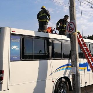 Seguridad en Jalisco: Joven recibe descarga eléctrica mientras instalaba cable en un poste