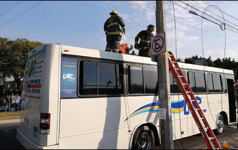El techo de la unidad empresarial sirvió a los Bomberos de Guadalajara como apoyo para poder bajar al joven electrocutado. CORTESÍA/BOMBEROS GDL