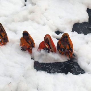 Envueltos en espuma tóxica: Un baño en este río sagrado puede ser mortal