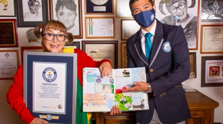 María Antonieta de las Nieves recibiendo el certificado de Guinness World Records. ESPECIAL/GUINNESS WORLD RECORDS.