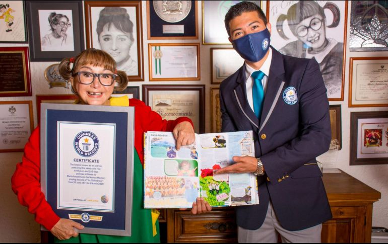 María Antonieta de las Nieves recibiendo el certificado de Guinness World Records. ESPECIAL/GUINNESS WORLD RECORDS.