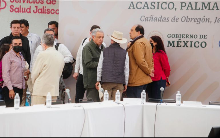 Además de AMLO, también asistieron a la reunión sostenida en la plaza principal de Temacapulín diferentes secretarios del gobierno federal. EL INFORMADOR/G. Gallo