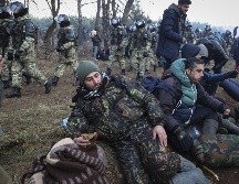 Polonia realizó un operativo militar para impedirles el paso. EFE