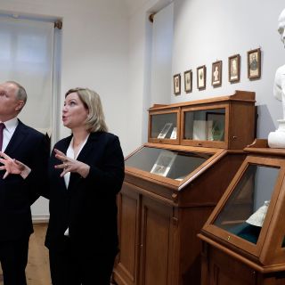 Dostoyevski: Putin recorre la exposición del genio literario en el bicentenario de su nacimiento (FOTOS)