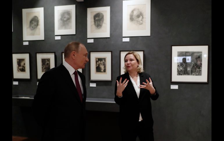 Vladímir Putin fue acompañado por Olga Liubímova, ministra de Cultura. EFE / M. METZEL