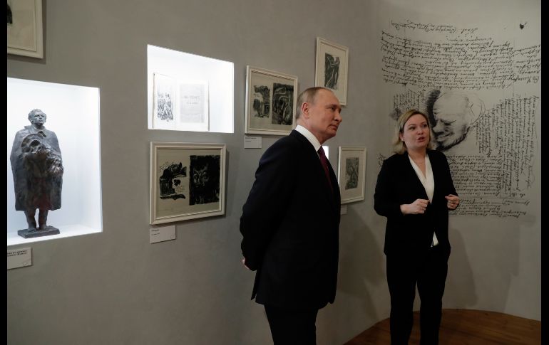 Vladímir Putin se adentró en la vida y obra de Dostoyevski en compañía de Olga Liubímova. EFE / M. METZEL