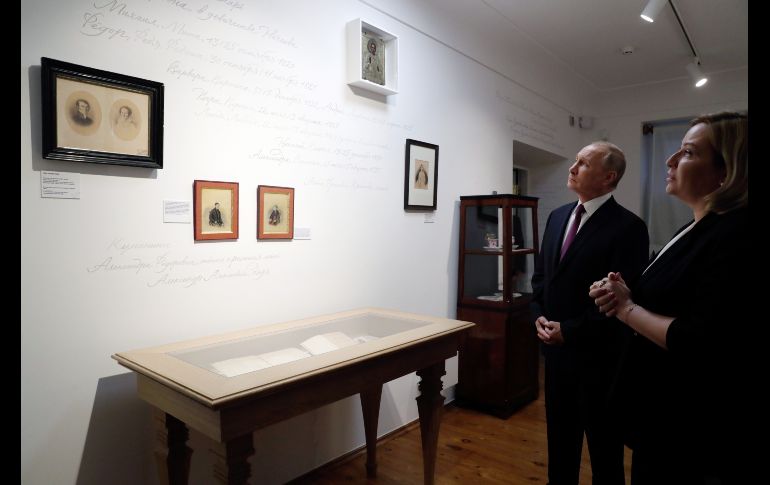 Liubímova explicó la exposición al mandatario, quien pasó por las diferentes salas del museo, lleno de bustos, muebles, fotografías y ejemplares de obras de Dostoyevski. EFE / M. METZEL