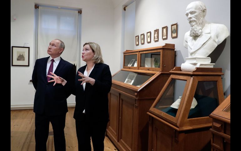 La colección de Fiódor Dostoyevski se divide en tres partes temáticas principales: infancia, destino literario e impacto en los lectores. EFE / M. METZEL