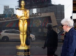 La sala del Museo de los Oscar muestra doce montajes audiovisuales sobre los temas que han guiado la obra del cineasta español Pedro Almodóvar. EFE / A. ARORIZO