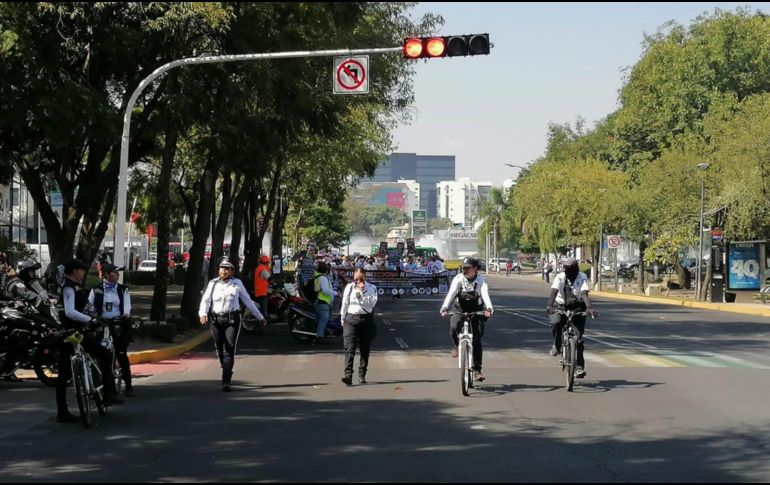 Elementos de la Policía Vial se encuentran en el punto para ayudar a agilizar el tráfico. TWITTER / @JaliscoVial