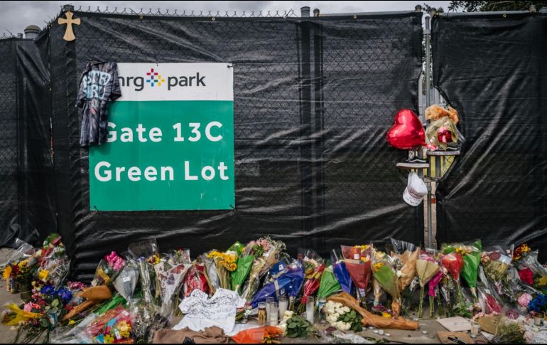 Flores y recuerdos en memoria de las víctimas han sido colocados afuera del parque donde se realizó el Astroworld en Houston, Texas. AFP/ARCHIVO