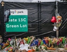 Flores y recuerdos en memoria de las víctimas han sido colocados afuera del parque donde se realizó el Astroworld en Houston, Texas. AFP/ARCHIVO