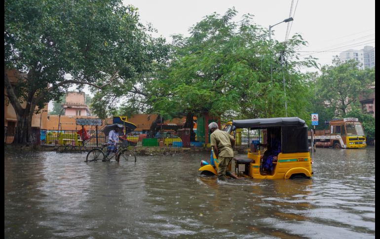Imágenes de medios locales muestran a residentes caminando con el agua hasta las rodillas y los vehículos casi sumergidos en los caminos anegados. AP/R. Parthibhan