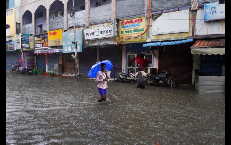 Imágenes de medios locales muestran a residentes caminando con el agua hasta las rodillas y los vehículos casi sumergidos en los caminos anegados. AP/R. Parthibhan