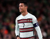 GRAN GESTO. Pese a que el resultado no fue de su agrado, Cristiano Ronaldo tuvo un gran momento con una aficionada suya. EFE/E. SILVA