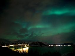 En la imagen, se puede observar un anillo de color verde agua iluminado por destellos azules y púrpuras. EFE/ARCHIVO