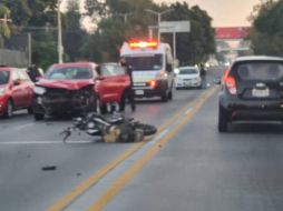 El motociclista fue embestido por una camioneta, que era conducida por una mujer que quedó retenida. ESPECIAL /