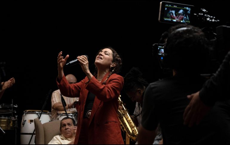 Fotografía cedida por Sony Music que muestra a la cantante mexicana Natalia Lafourcade durante la grabación en Ciudad de México. EFE / SONY MUSIC