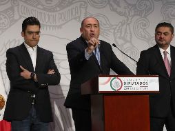 Los diputados Jorge Romero del PAN, Rubén Moreira del PRI y Luis Espinoza Cházaro del PRD expresaron la postura del bloque opositor en la Cámara de Diputados. SUN/C. Mejía