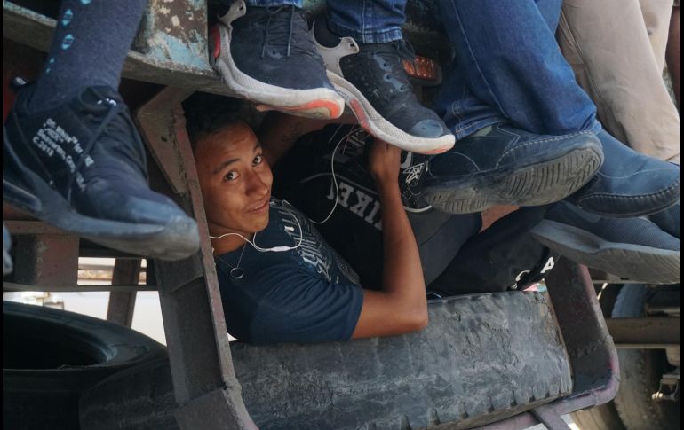 Migrantes que avanzan en caravana decidieron pedir aventón para trasladarse en camiones de carga. EFE/D. Ricardez