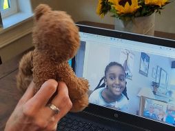 Terri Hayden habla con Naomi mientras le muestran el oso encontrado. AP/Terri Hayden