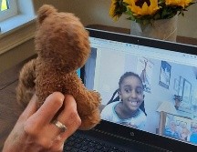 Terri Hayden habla con Naomi mientras le muestran el oso encontrado. AP/Terri Hayden