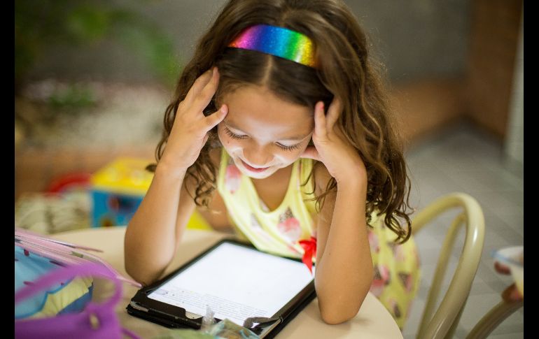 Recuerda que los niños imitan lo que ven, así que analiza tus propios hábitos digitales / Photo by Patricia Prudente on Unsplash