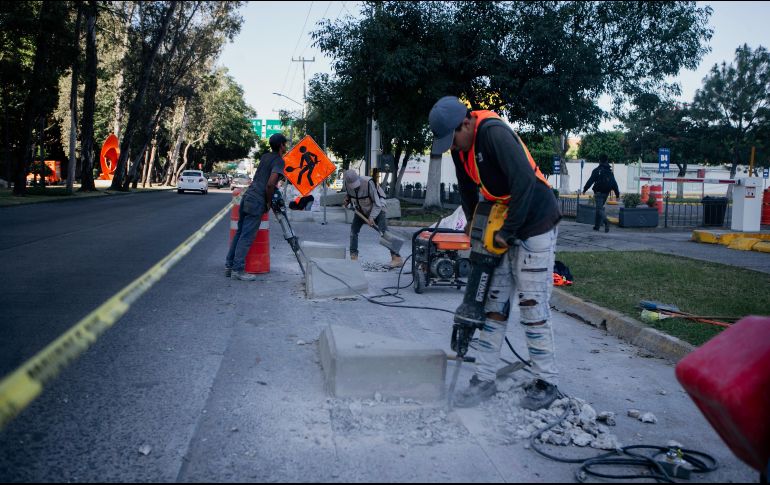 Trabajadores realizan cambios en la ciclovía ubicada en avenida México; instalan segregadores de cemento para delimitar de mejor manera el espacio con los carriles vehiculares. EL INFORMADOR/G. Gallo