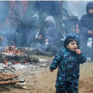 ¿Cómo llegaron miles de inmigrantes a la frontera entre Bielorrusia y Polonia?