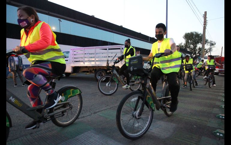 Alrededor de 25 personas salieron en bicicleta y con chalecos fluorescentes en los que se leía “A votar, otra vez”. EL INFORMADOR/A. Camacho