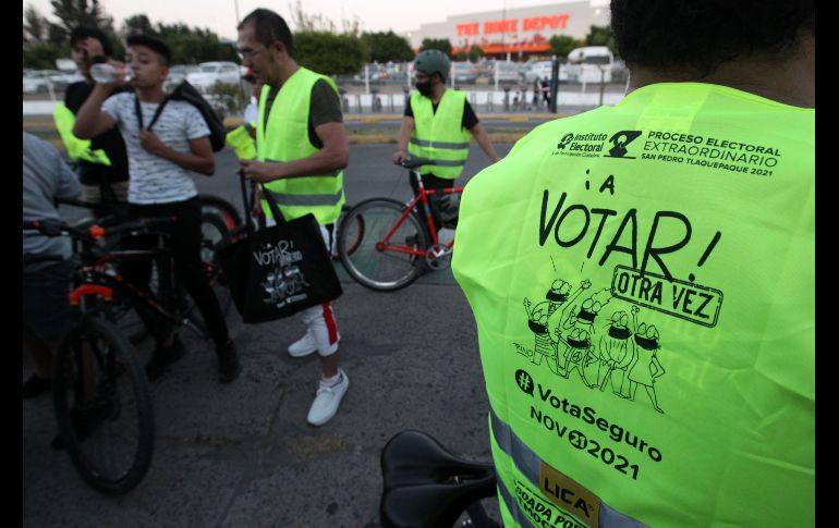 Alrededor de 25 personas salieron en bicicleta y con chalecos fluorescentes en los que se leía “A votar, otra vez”. EL INFORMADOR/A. Camacho