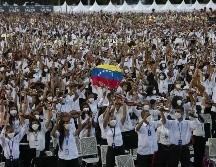 Durante los 12 minutos que dura la pieza, unos 260 auditores observaron que cada músico cumpliera las reglas para imponer el récord. XINHUA/M. Delgado