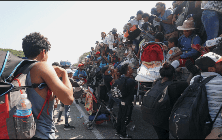 Imparable. La ola migratoria hacia EU se ha incrementado; en la imagen, decenas de inmigrantes en Sonora, México, buscan llegar a la frontera estadounidense. AFP
