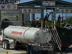 La jornada del sábado 13 de noviembre estuvo dedicada exclusivamente al abastecimiento de las distintas gasolineras. AP/M. Delacroix