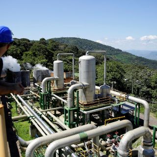 Inversores visitan planta de minado de bitcóin en El Salvador