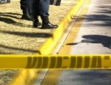 Paramédicos continuaron en la zona resguardando al cuerpo que se encontraba en el suelo a la espera de personal del Instituto Jalisciense de Ciencias Forenses. EL INFORMADOR / ARCHIVO