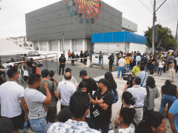 Angustia. Familiares esperan afuera de la prisión para recibir noticias de sus seres queridos. EFE