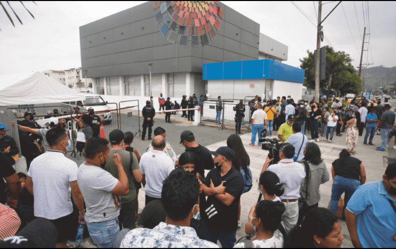 Angustia. Familiares esperan afuera de la prisión para recibir noticias de sus seres queridos. EFE