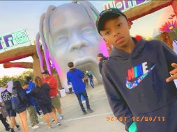 Esta fotografía proporcionada por Taylor Blount muestra a Ezra Blount, de 9 años, posando fuera del festival de música Astroworld; el niño murió la noche del domingo en un hospital de Houston. AP / T. Blount