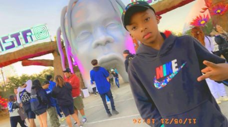 Esta fotografía proporcionada por Taylor Blount muestra a Ezra Blount, de 9 años, posando fuera del festival de música Astroworld; el niño murió la noche del domingo en un hospital de Houston. AP / T. Blount