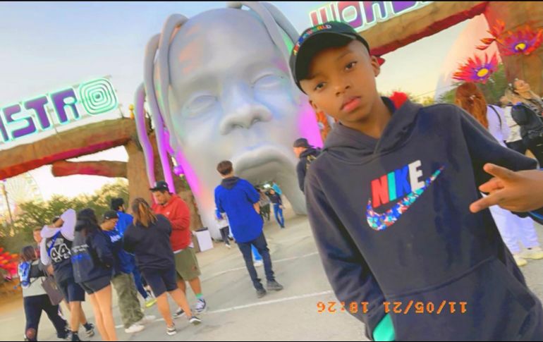 Esta fotografía proporcionada por Taylor Blount muestra a Ezra Blount, de 9 años, posando fuera del festival de música Astroworld; el niño murió la noche del domingo en un hospital de Houston. AP / T. Blount