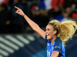 Kheira Hamrahoui, de 31 años, fue golpeada en las piernas con una barra de hierro por dos hombres encapuchados en la noche del 4 de noviembre mientras iba en coche con su colega Aminata Diallo, quien estuvo detenida. AFP / ARCHIVO