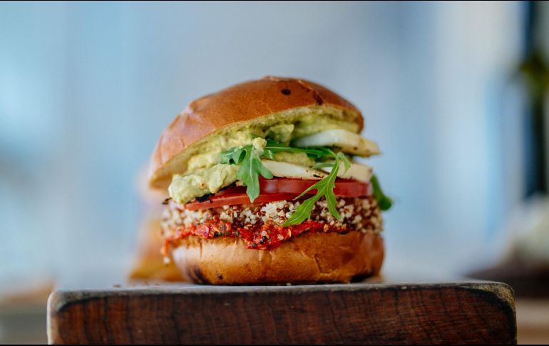 Hamburguesa de quinoa. ESPECIAL/Photo by Lefteris Kallergis on Unsplash.